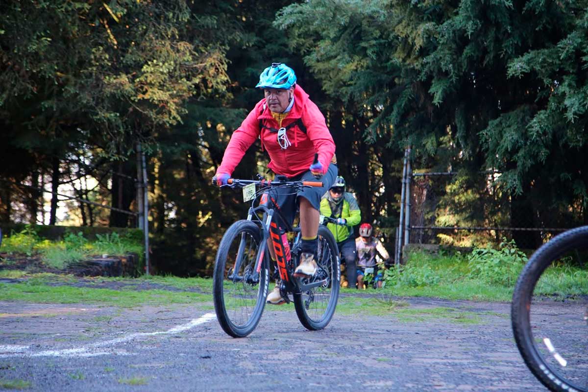 Atletas de ciclismo de montaña.