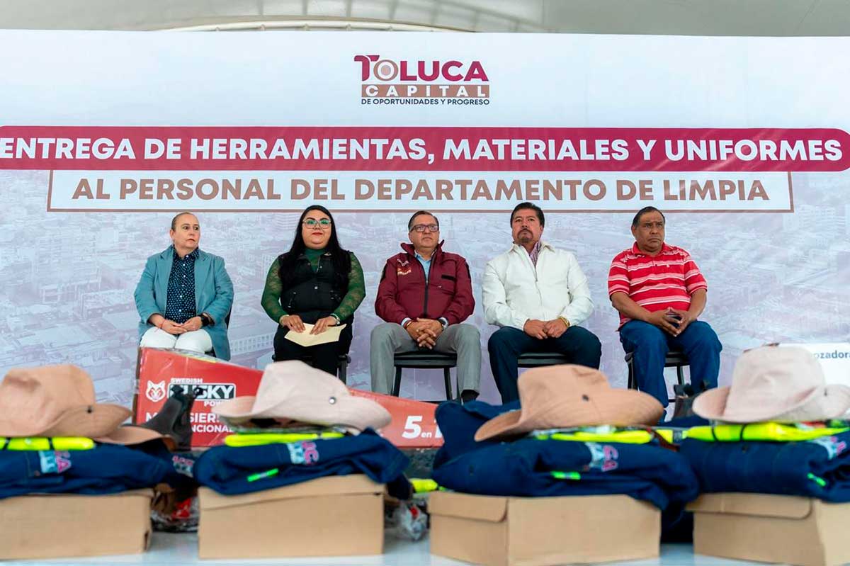 El alcalde de Toluca entrega herramientas e uniformes a servidores de limpieza.
