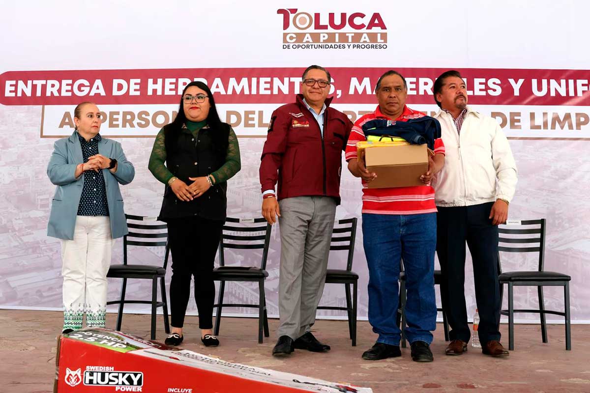 El alcalde de Toluca entrega herramientas e uniformes a servidores de limpieza.