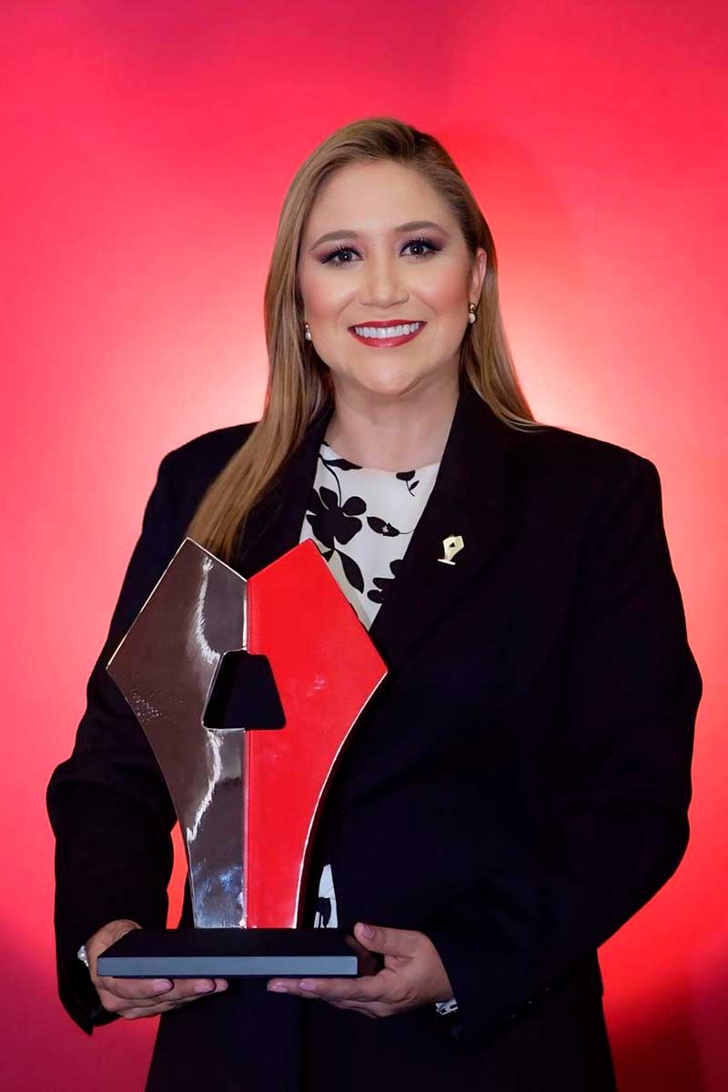 Ana Muñiz Neyra presidenta municipal de San Mateo atenco recibe reconocimiento nacional por prevención y atención de la violencia de género.