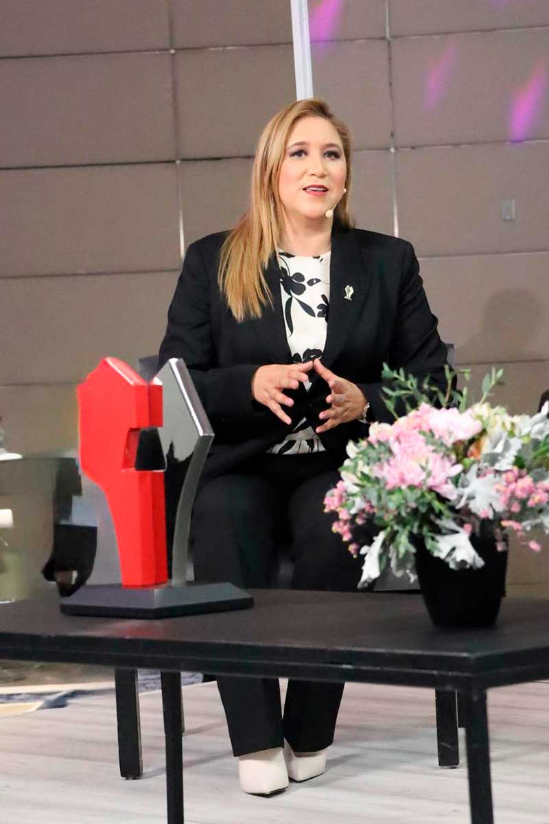 Ana Muñiz Neyra presidenta municipal de San Mateo atenco recibe reconocimiento nacional por prevención y atención de la violencia de género.