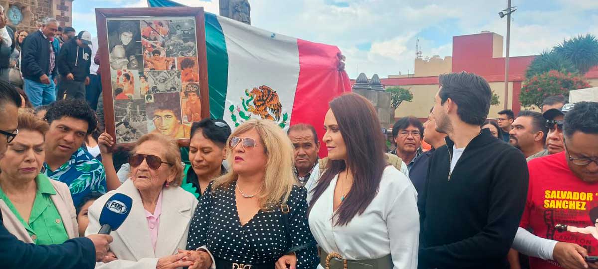 Santiago Tianguistenco rinde homenaje a Salvador "Sal"  Sánchez.