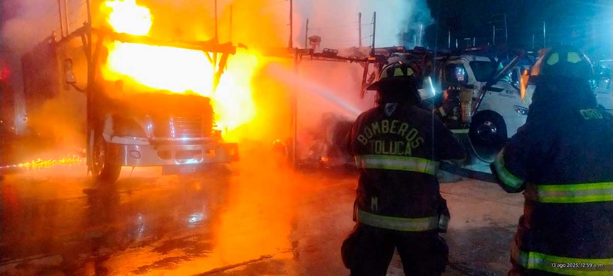 Sofocan incendio de tres tractocamiones en Toluca; no hubo lesionados