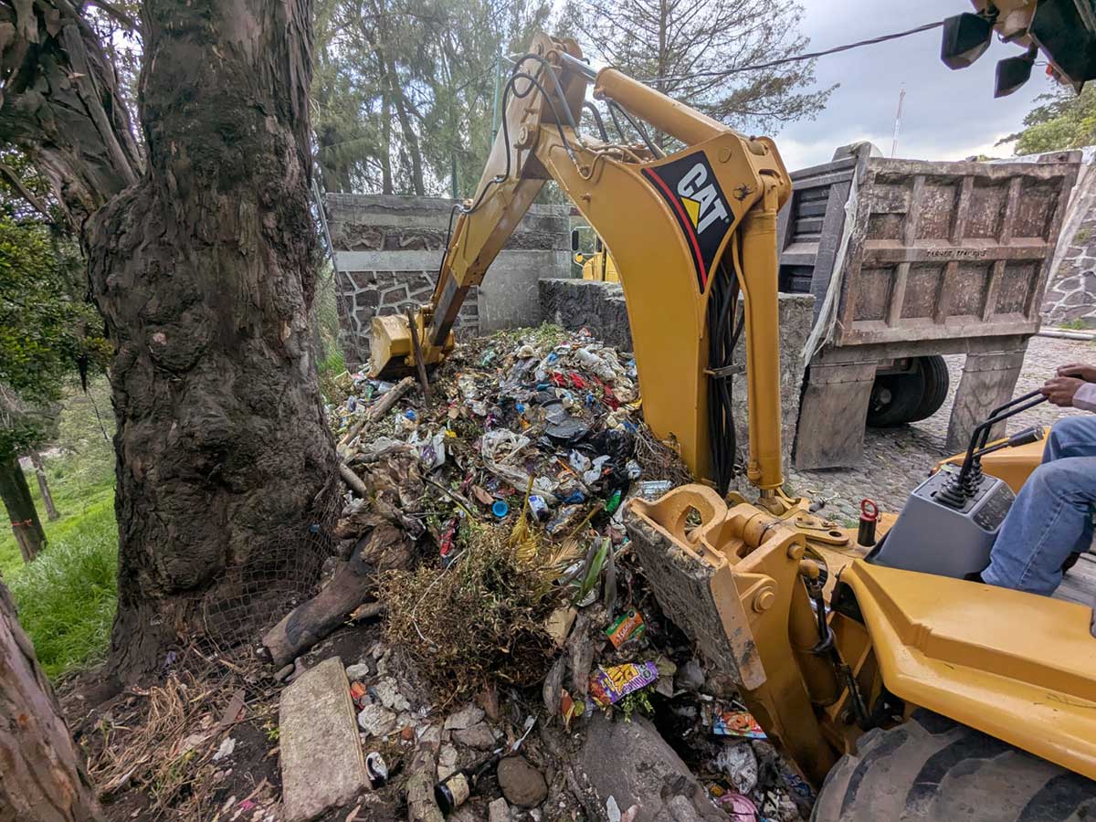 Toluca limpia basurero clancestino en el Calvario.
