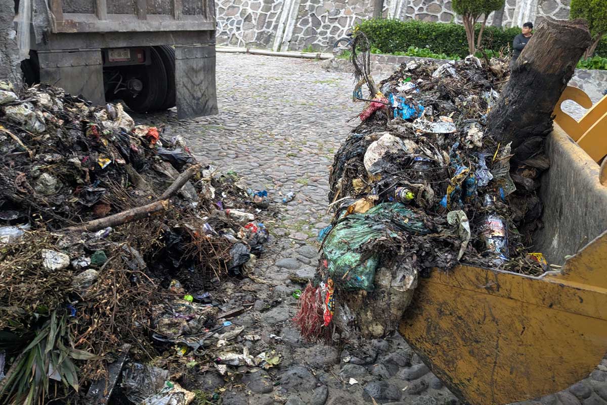 Toluca limpia basurero clandestino en El Calvario: retiran 8 toneladas de desechos