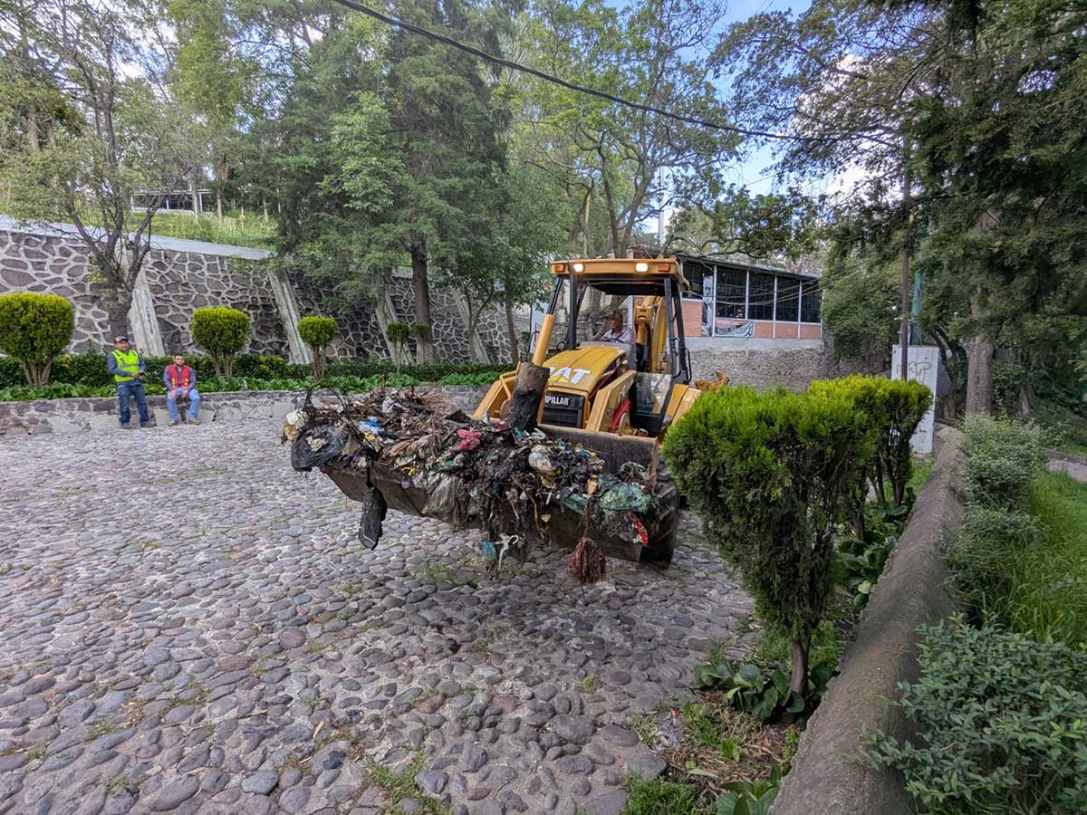 Toluca limpia basurero clancestino en el Calvario.