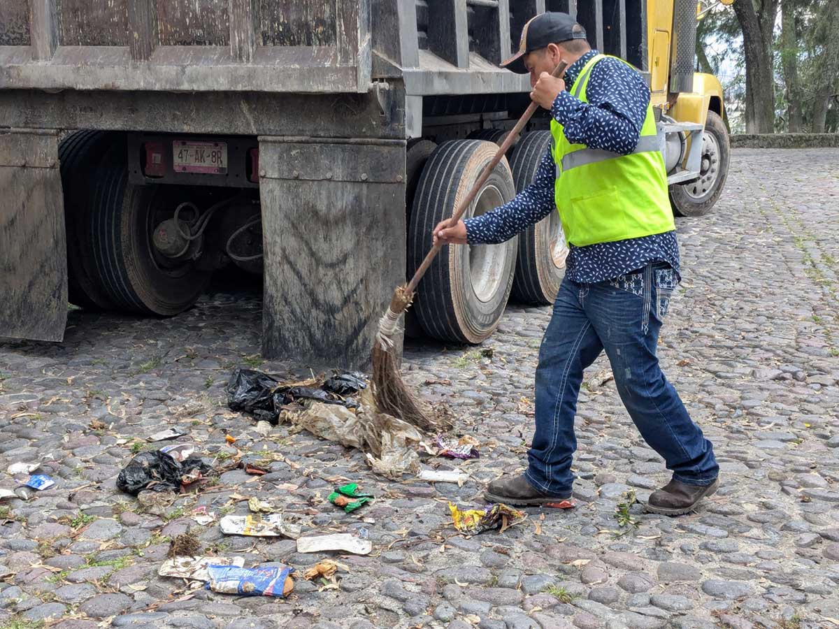 Toluca limpia basurero clancestino en el Calvario.