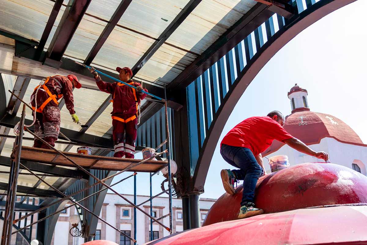 Toluca limpia y rehabilita las alacenas de los portales.