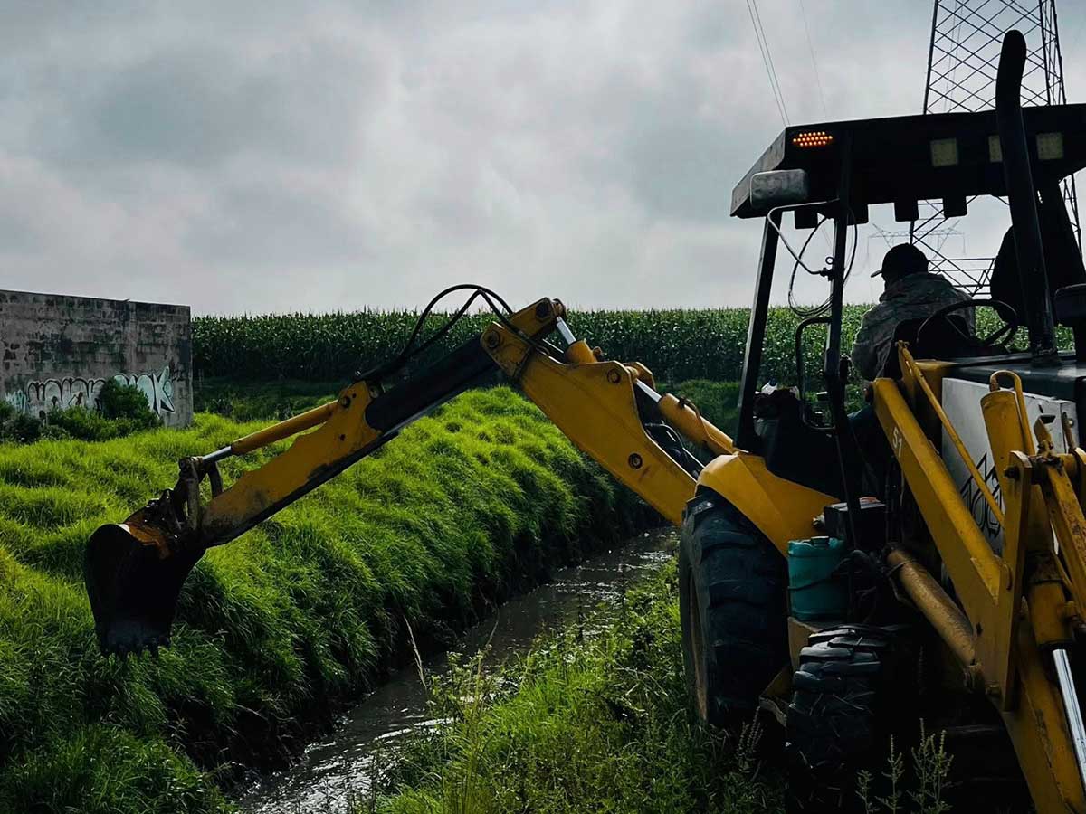 Toluca limpia ríos y canales por la temporada de lluvias.