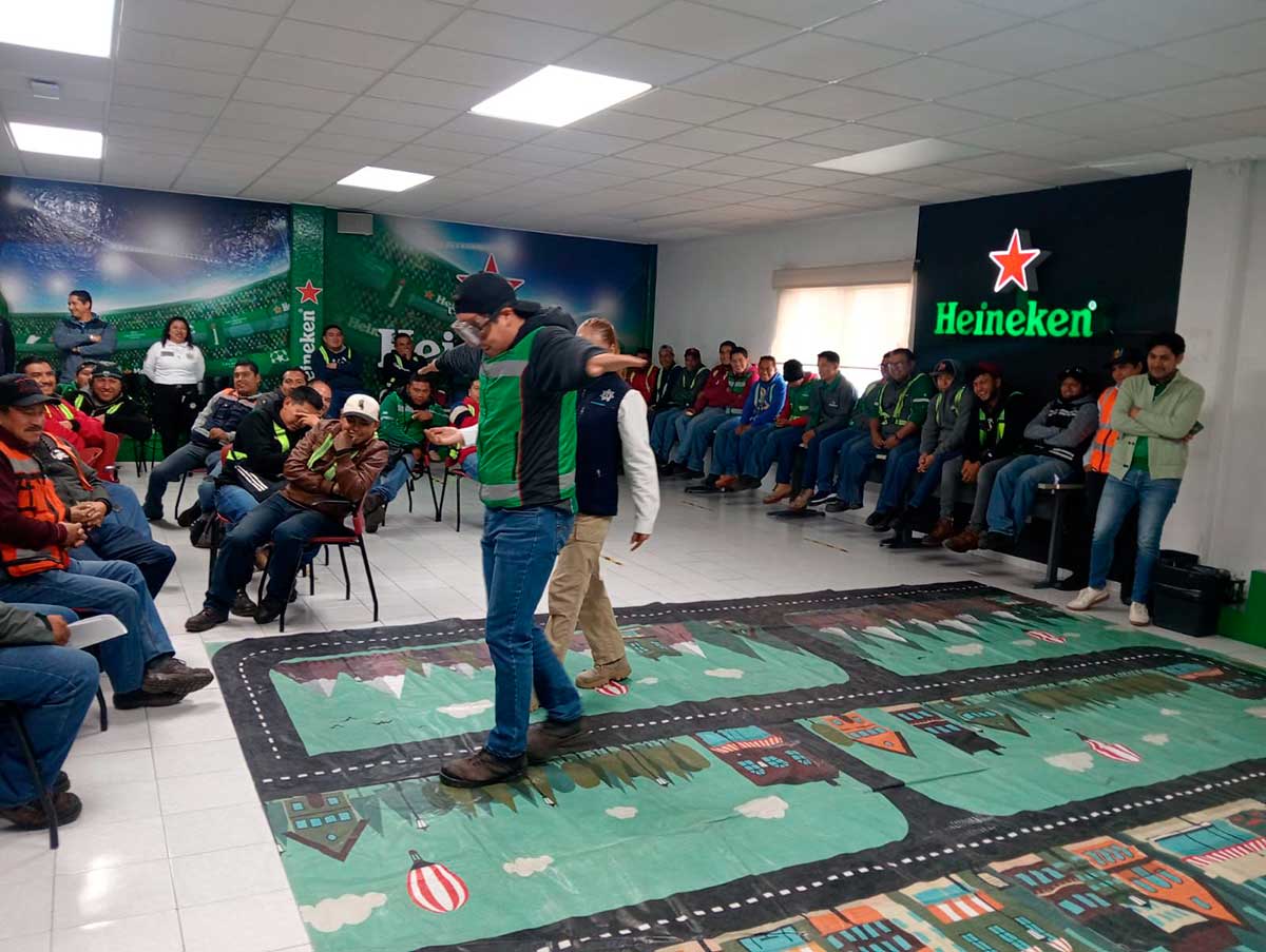 Transportistas de Toluca en curso sobre seguridad vial.