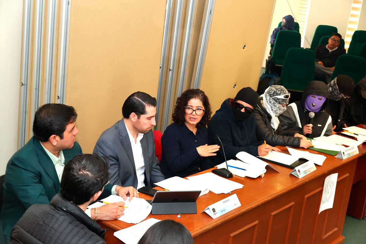La rectora de la UAEMèx en diàlogo con la asamblea de la Facultad de Derecho.