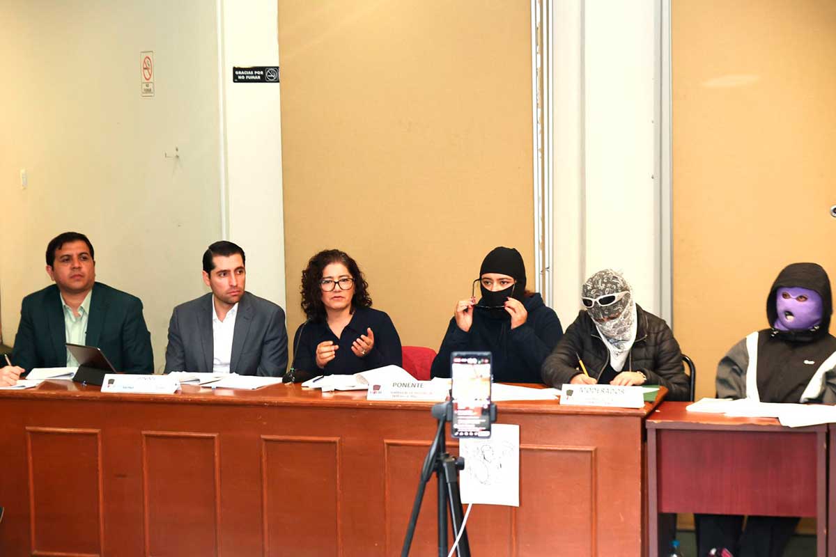 La rectora de la UAEMèx en diàlogo con la asamblea de la Facultad de Derecho.
