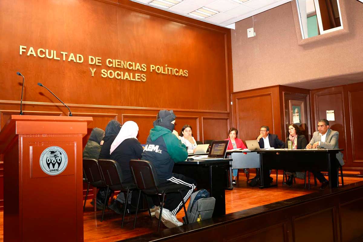 Mesa de trabajo entre la rectora de la UAEMéx y la Facultad de Ciencias Políticas y Sociales.