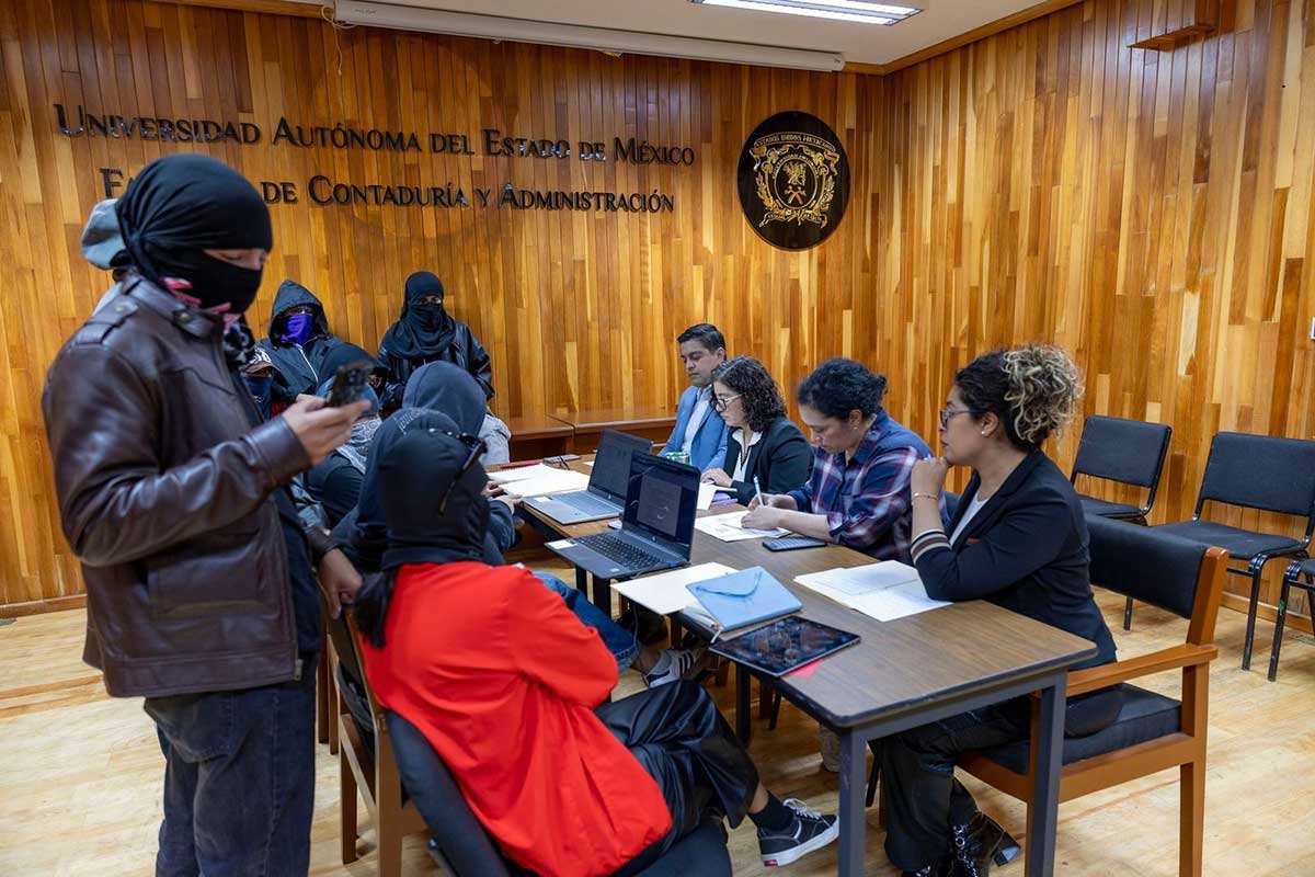 La rectora de la UAEMéx Martha Patricia Zarza continua el diálogo con estudiantes de facultades.