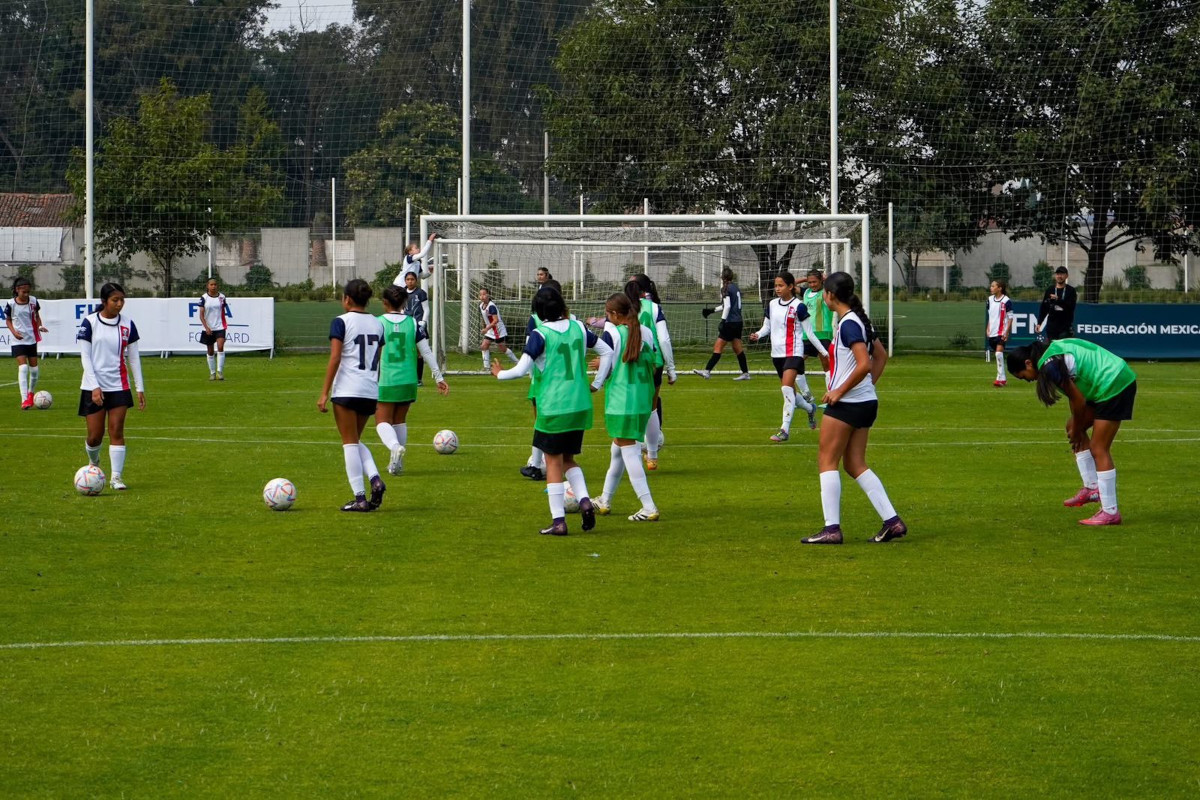 Estudiantes deportistas de la Academia de Futbol de la Femexfut.