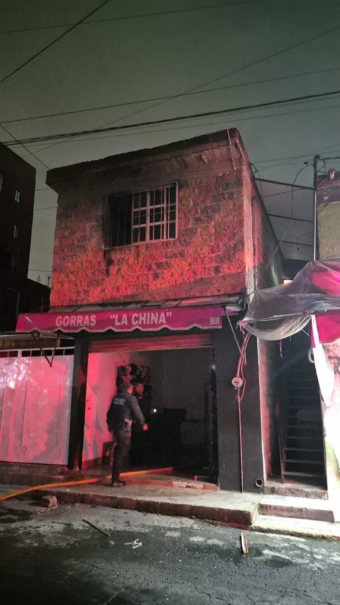 Cuerpos de emergencias de San Mateo Atenco sofocan incendio.
