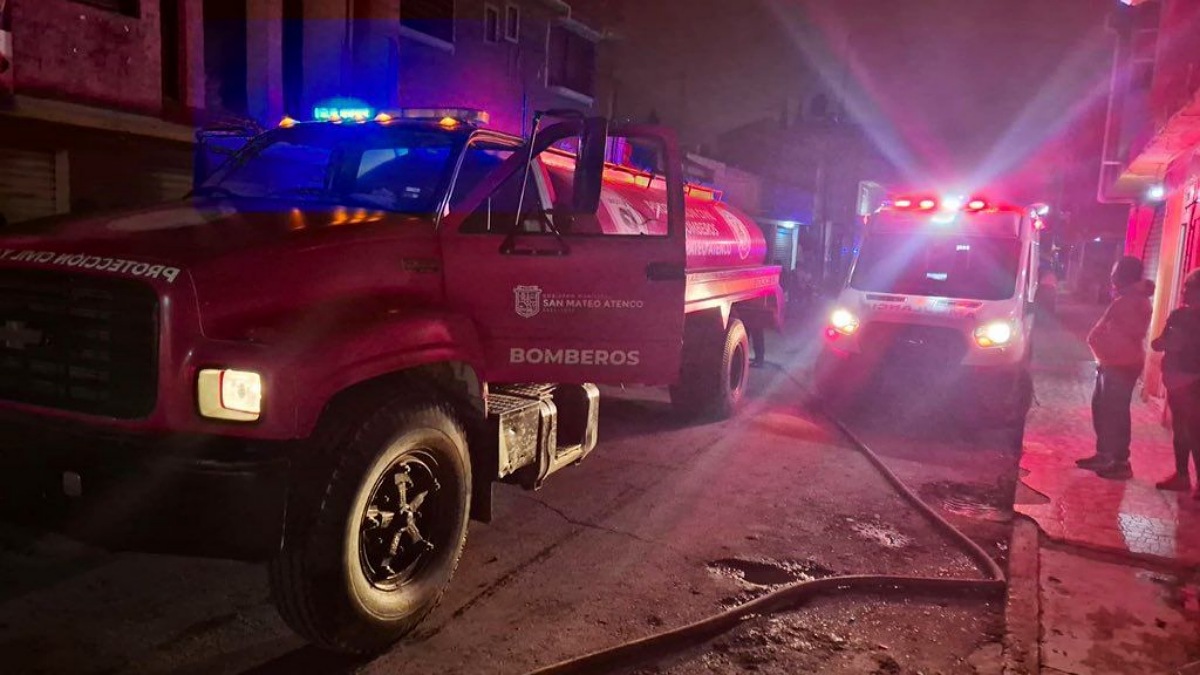 Bomberos de San Mateo Atenco sofocan incendio.