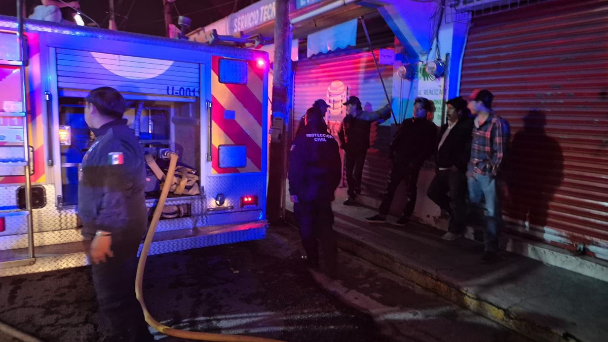 Bomberos de San Mateo Atenco sofocan incendio en casa habitación