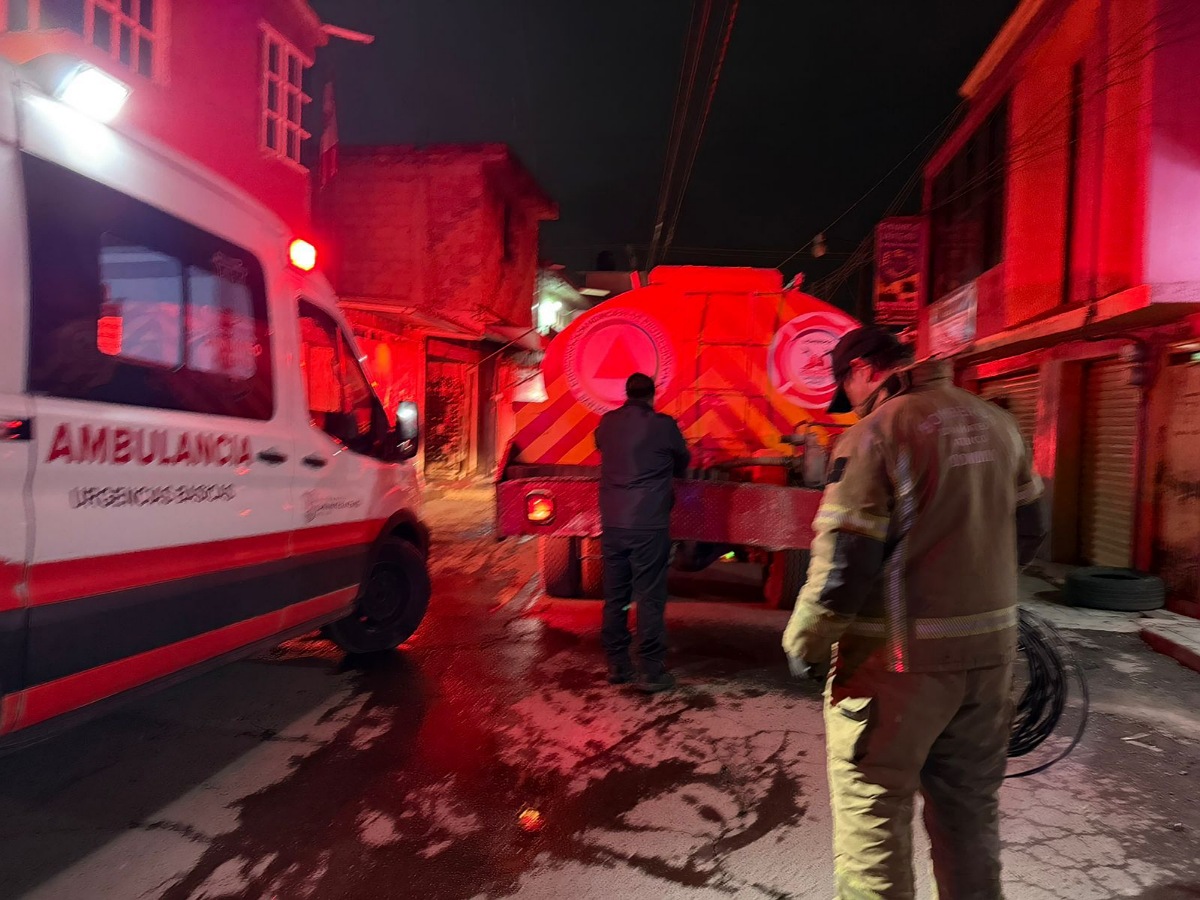 Bomberos de San Mateo Atenco sofocan incendio.