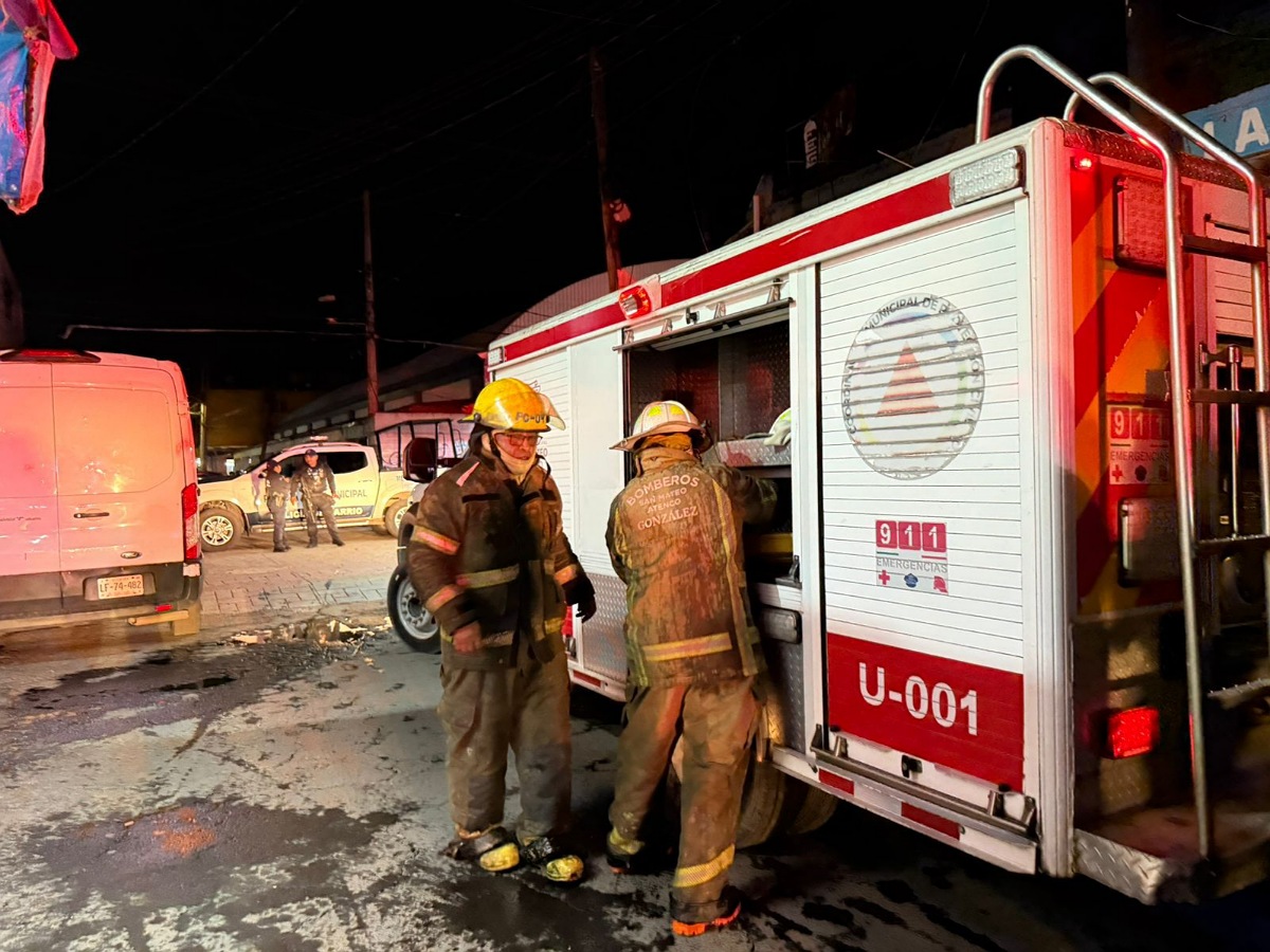 Cuerpos de emergencias de San Mateo Atenco sofocan incendio.