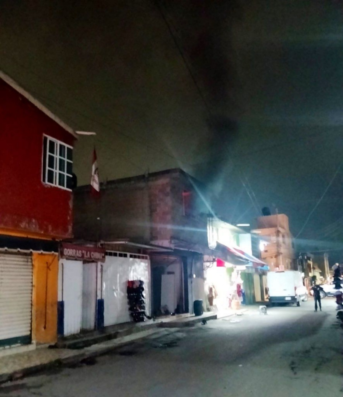 Bomberos de San Mateo Atenco sofocan incendio.