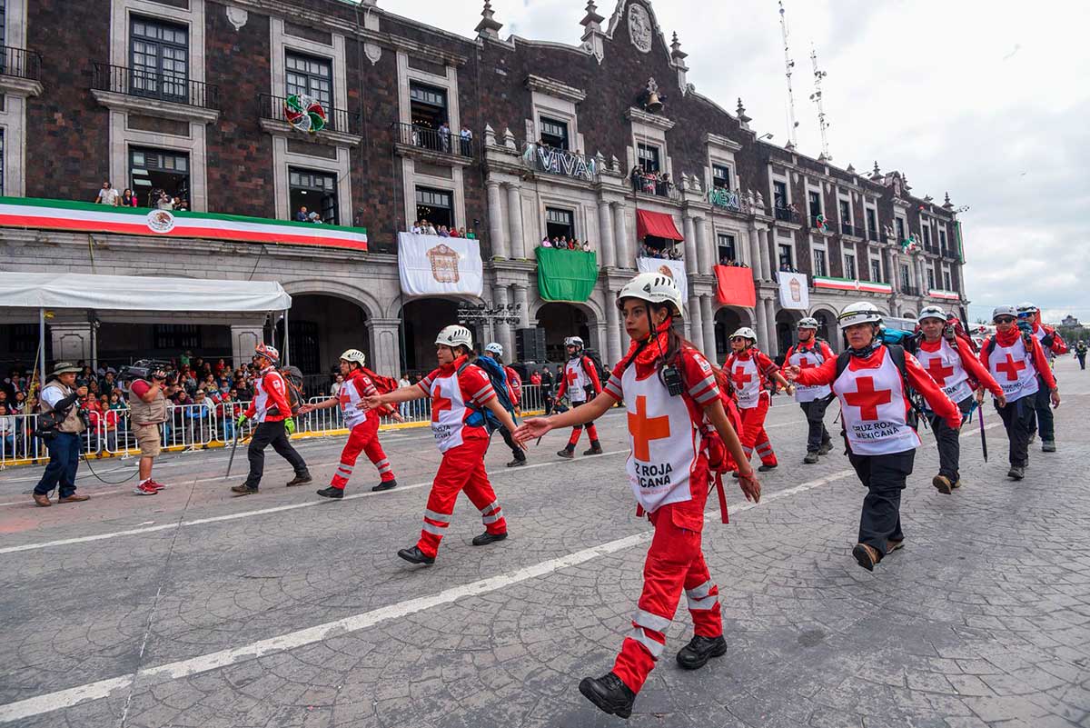 Cruz Roja Mexicana mostró fuerza y compromiso en el desfile por la Independencia en Toluca