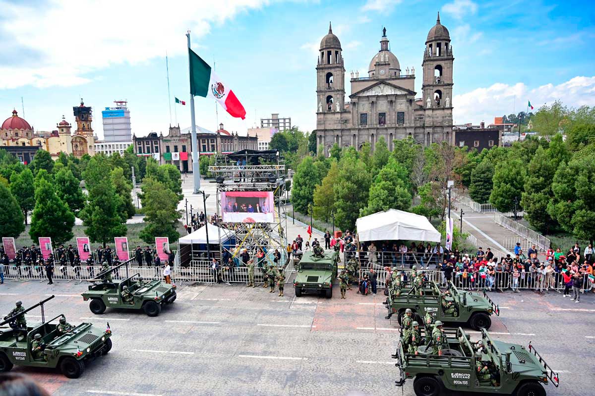 Desfile cívico militar en Toluca.