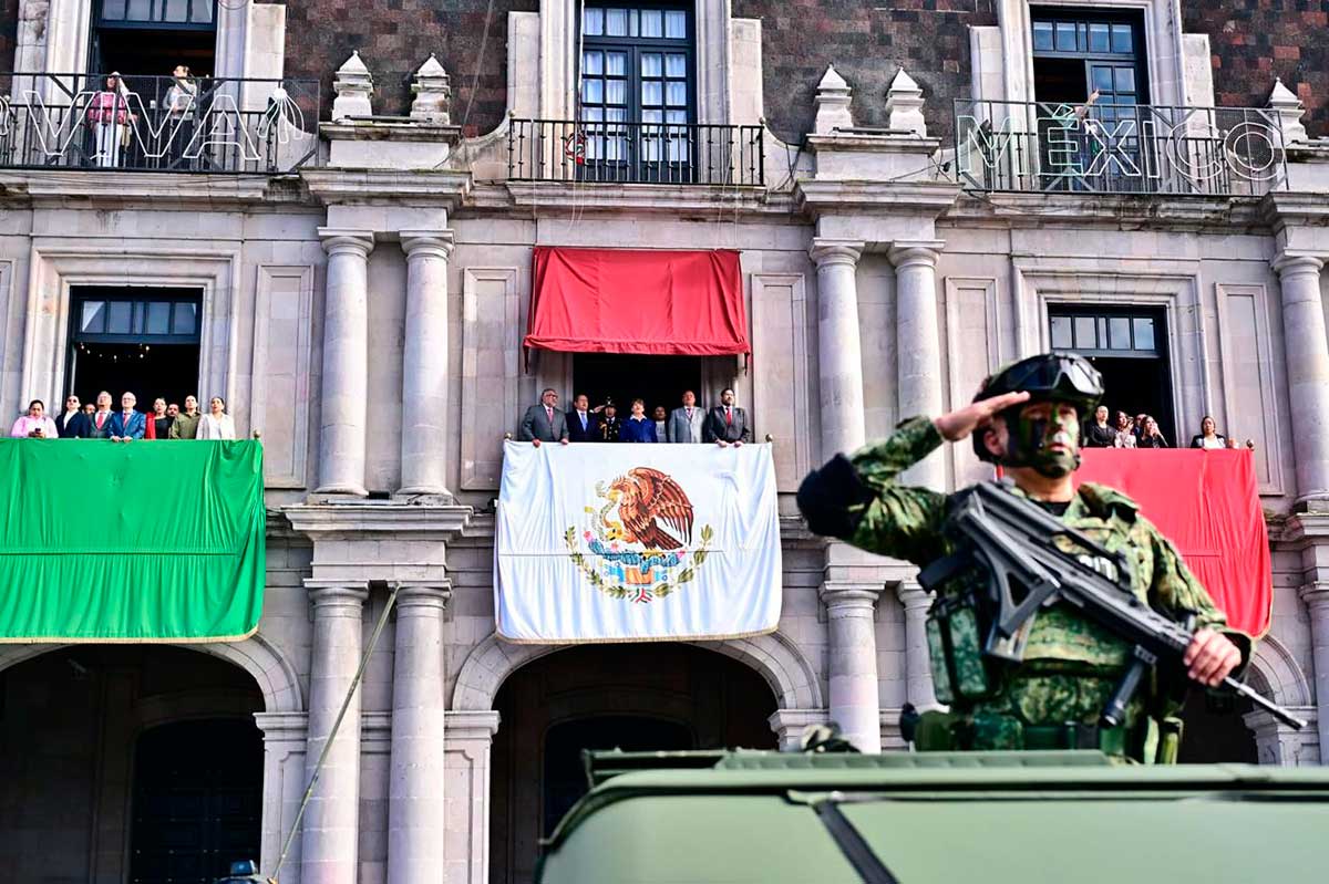 Delfina Gómez encabezó el desfile cívico-militar en Toluca por el 215 Aniversario de la Independencia de México