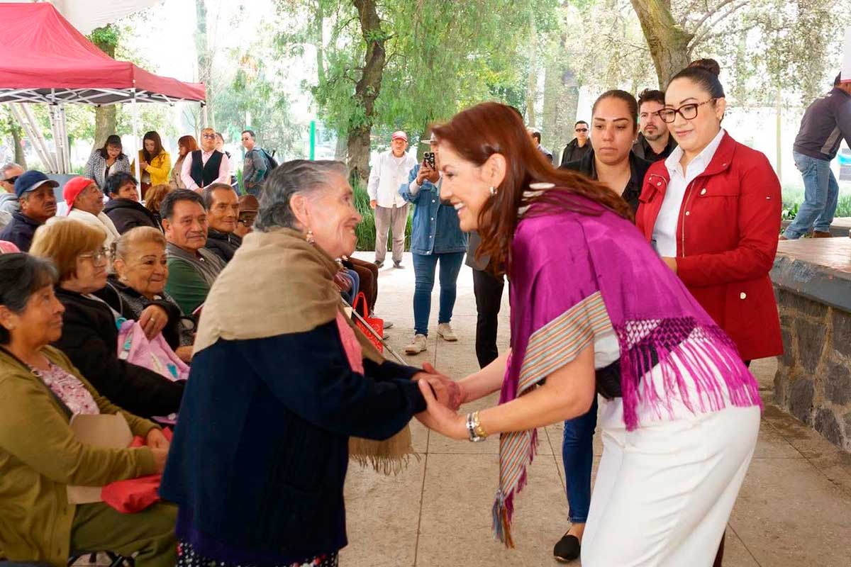 DIF Toluca entrega aparatos auditivos a adultos mayores.