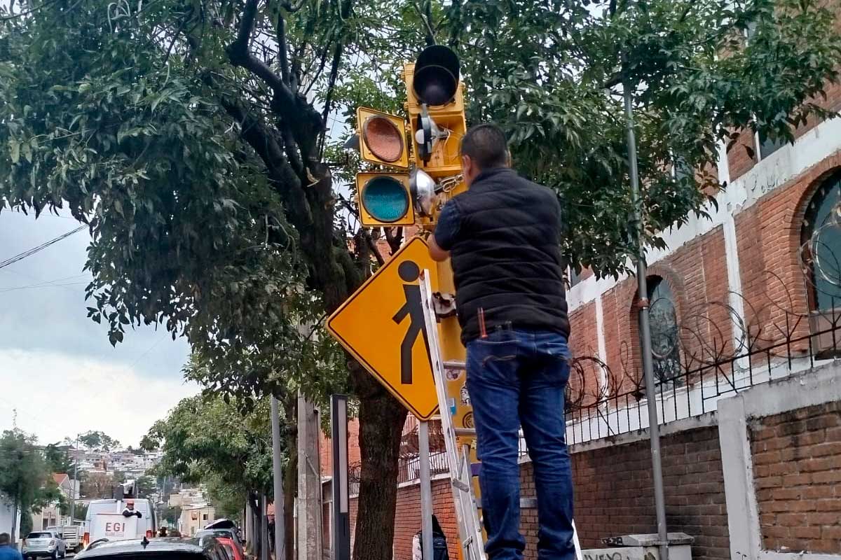 Elementos de Sustentabilidad Vial agilizan tránsito en Toluca tras fallas en semáforos