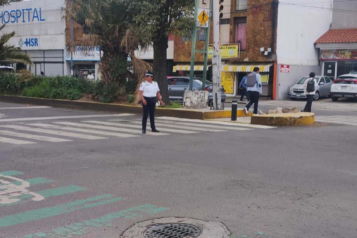 Autoridades de sustentabilidad vial de Toluca arreglan semáforos con fallos por intensas lluvias.