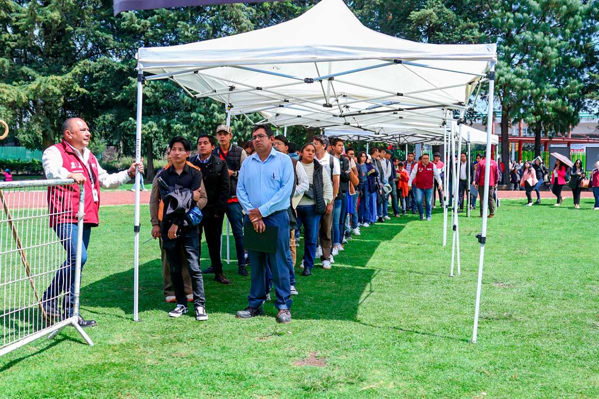 Personas en la Feria Regional del Empleo en Toluca.