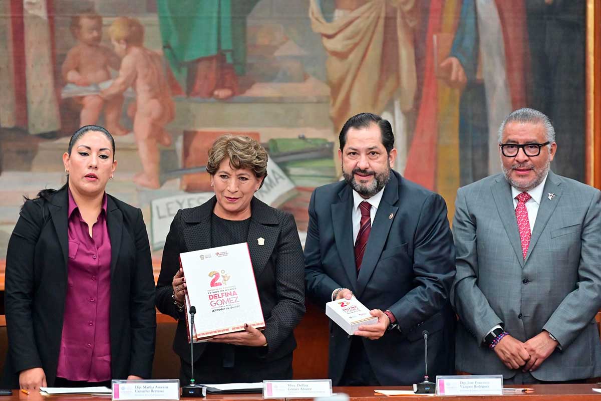 Delfina Gómez entrega su segundo informe de labores al poder legislativo.