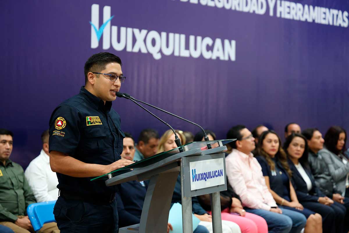 Huixquilucan entrega uniformes y equipamientos.