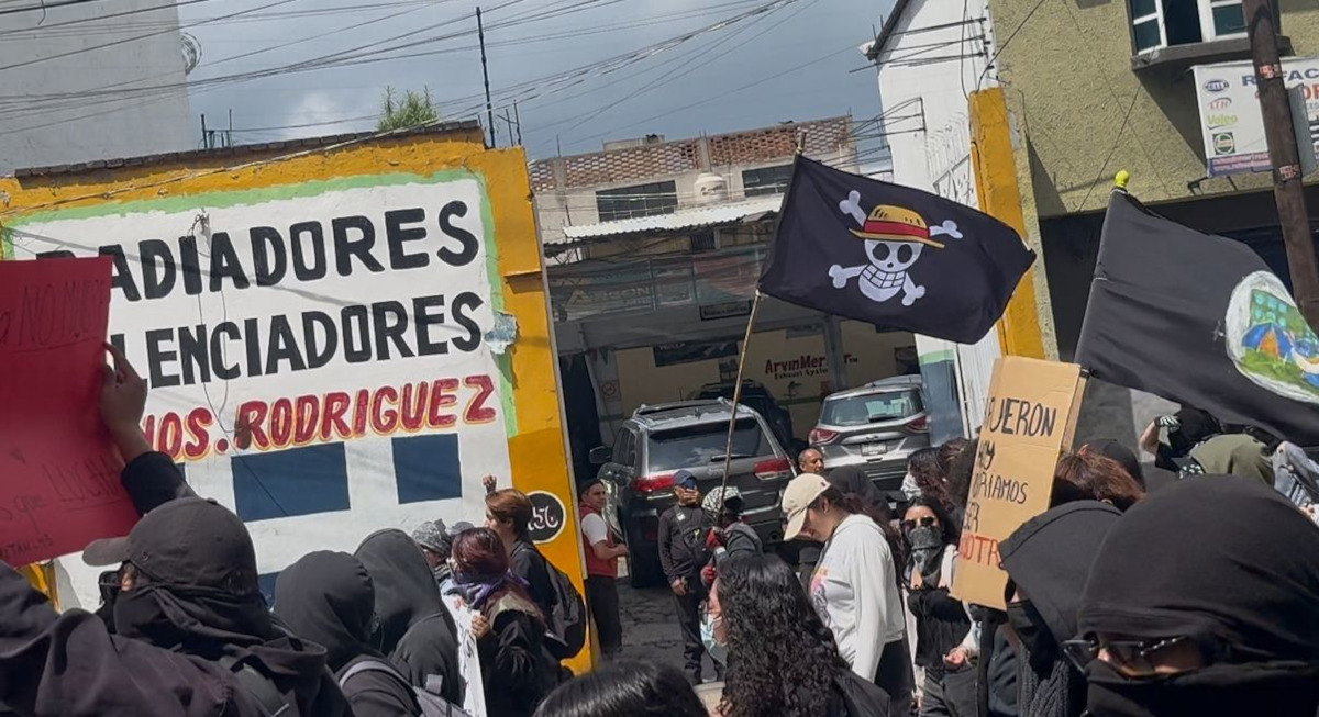 Colectivos en Toluca se movilizan para protestar por lo 43 de Ayotzinapa.