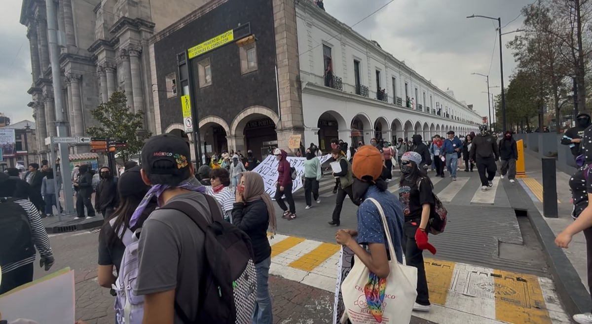 Colectivos en Toluca se movilizan para protestar por lo 43 de Ayotzinapa.