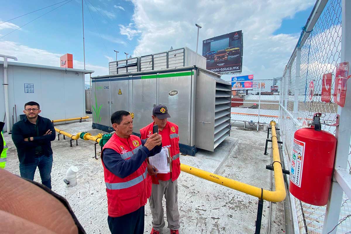 Protección Civil y Bomberos de Toluca controlan fuga de gas natural en Alfredo del Mazo.