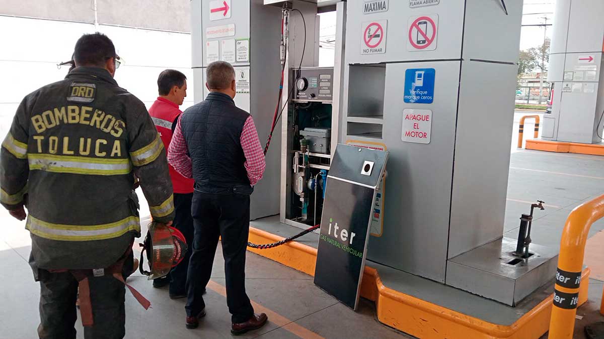 Protección Civil y Bomberos de Toluca controlan fuga de gas natural en Alfredo del Mazo.