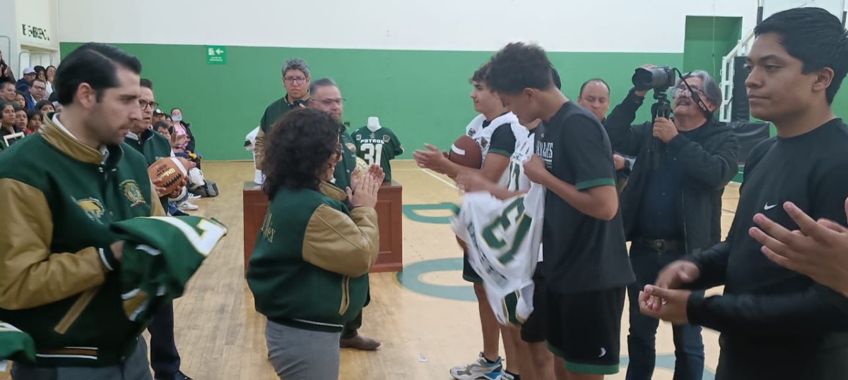 Rectora de la Universidad entrega jerseys a jugador res de Potros Salvajes 