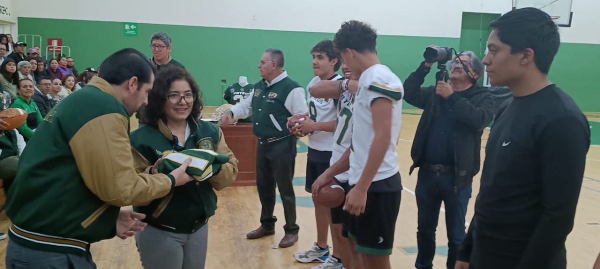 Rectora Patricia Zarza entrega jerseys a Potros Salvajes Juvenil Verde y Oro de la UAEMéx