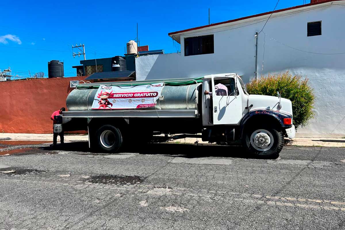 Toluca garantiza el suministro de agua con pipas gratuitas.