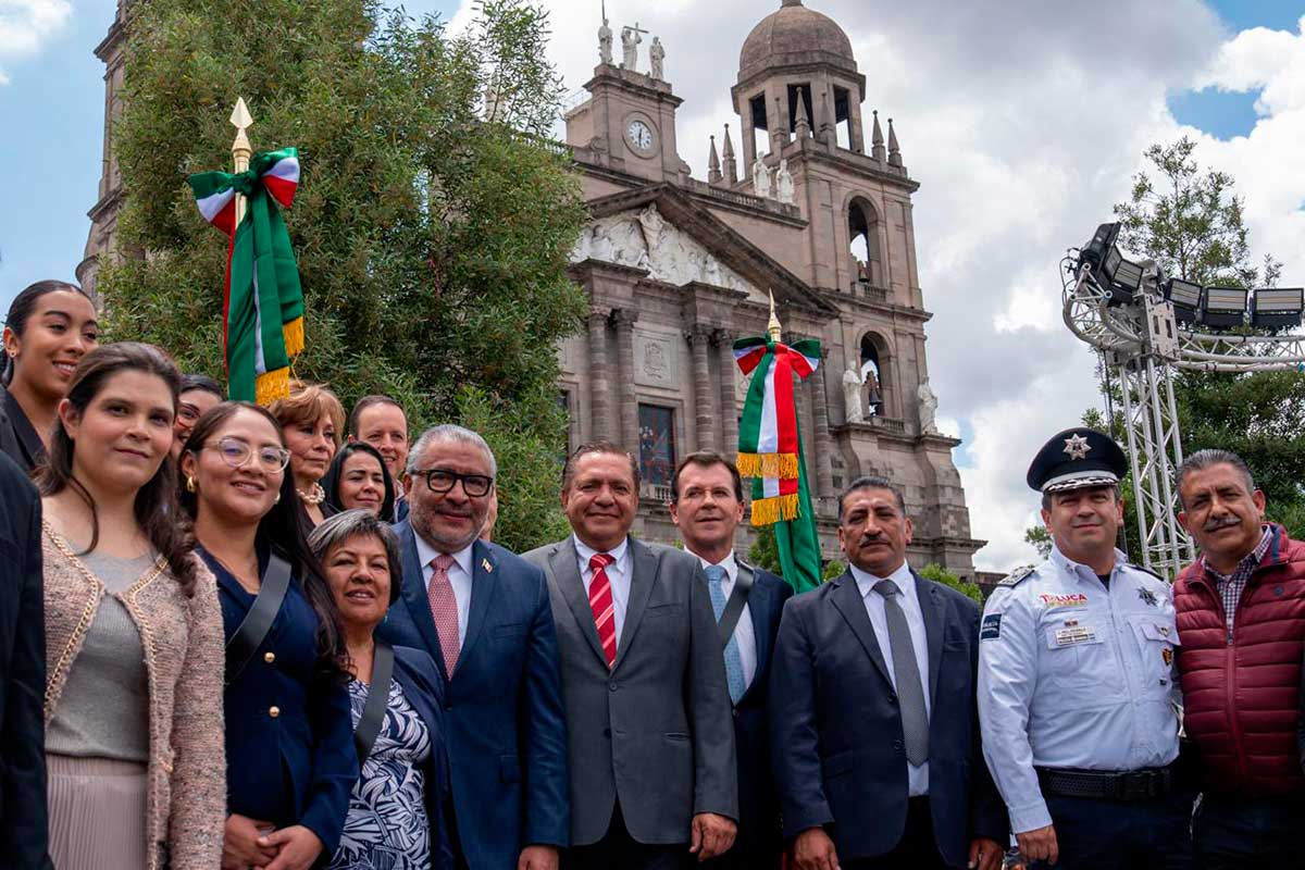 Ricardo Moreno abanderó a 249 autoridades auxiliares en Toluca