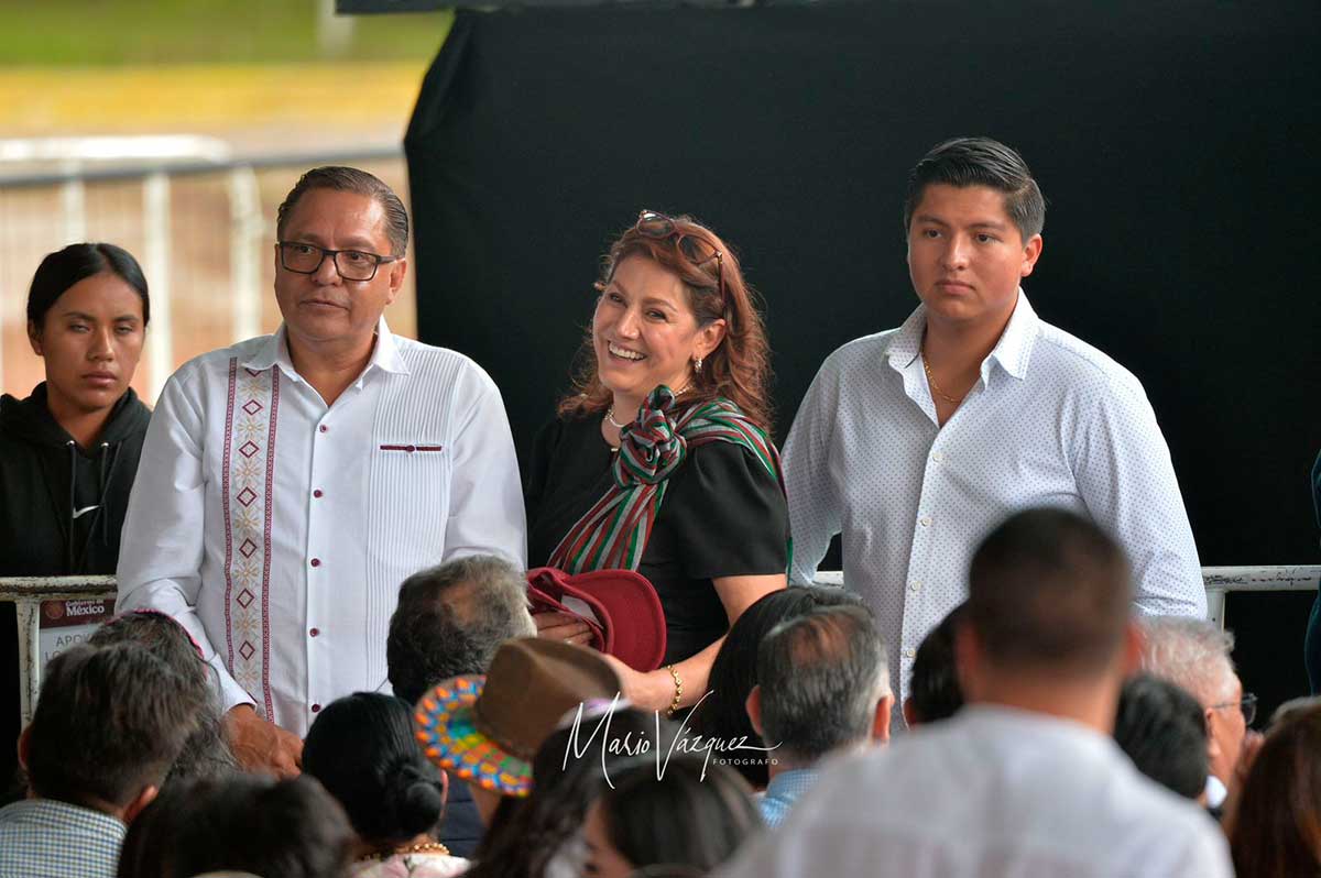 Ricardo Moreno y su familia durante el primer informe regional de Gobierno en Toluca de Claudia Sheinbaum.