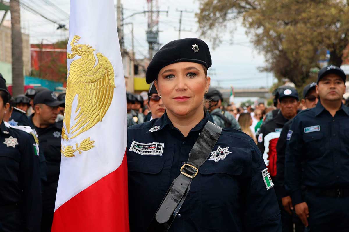 Presidenta municipal de San Mateo Atenco en el desfile cívico militar del 16 de septiembre.