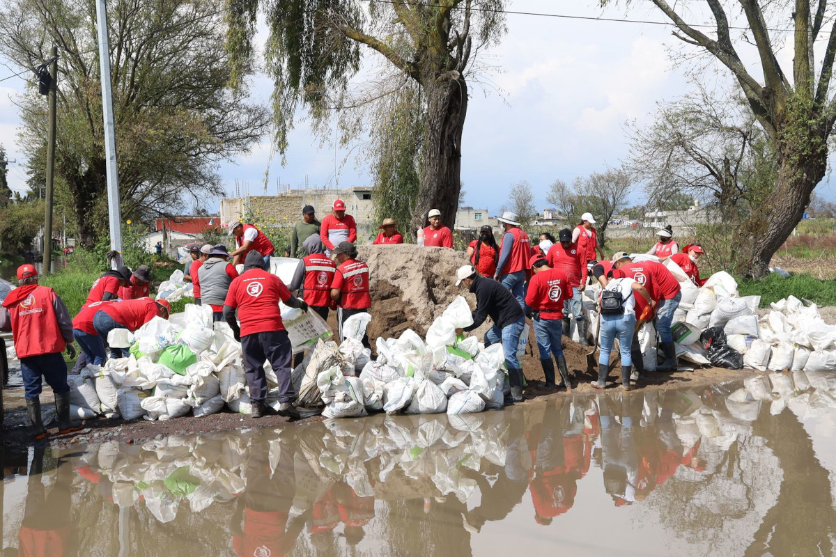 San Mateo Atenco refuerza las rivieras del río Lerma.
