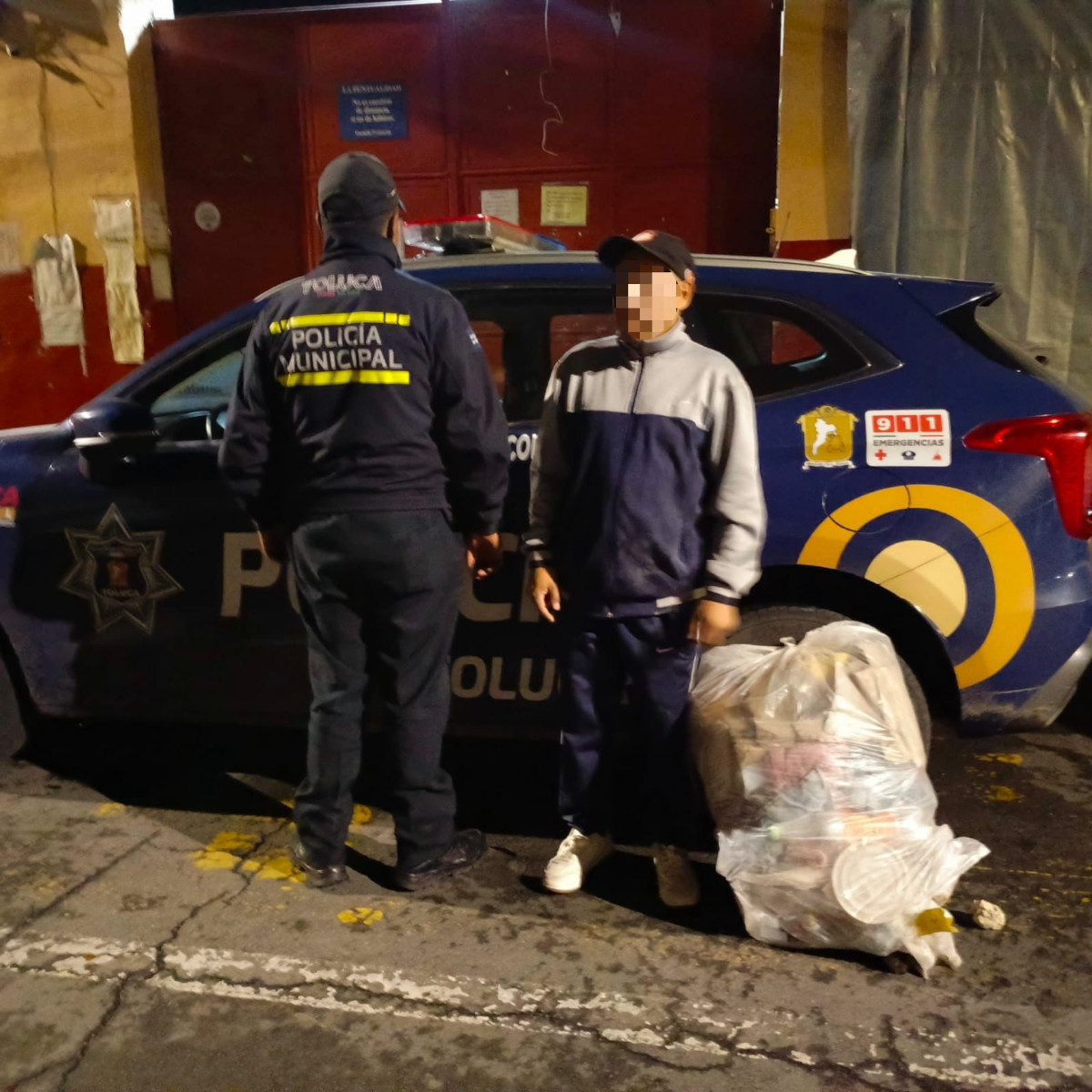 Detienen a 88 personas por tirar basura en la vía pública en Toluca.