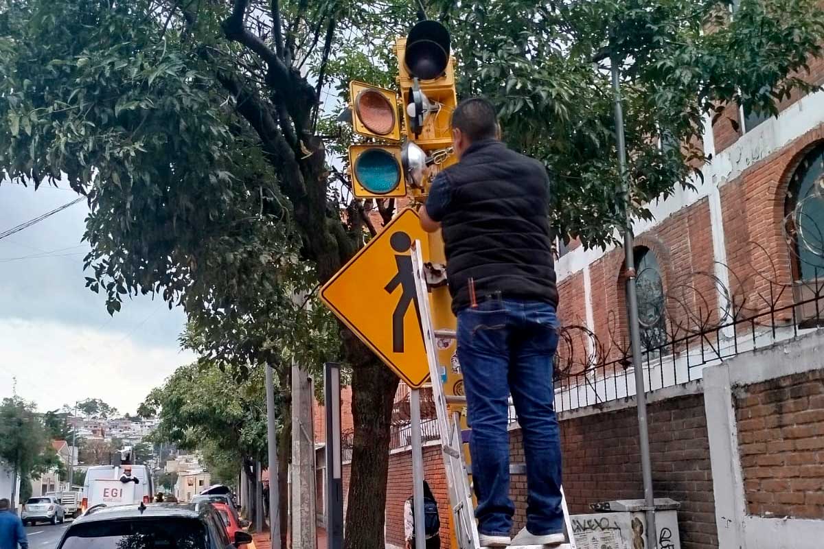 Toluca atiende más de mil 210 reportes de fallas en semáforos