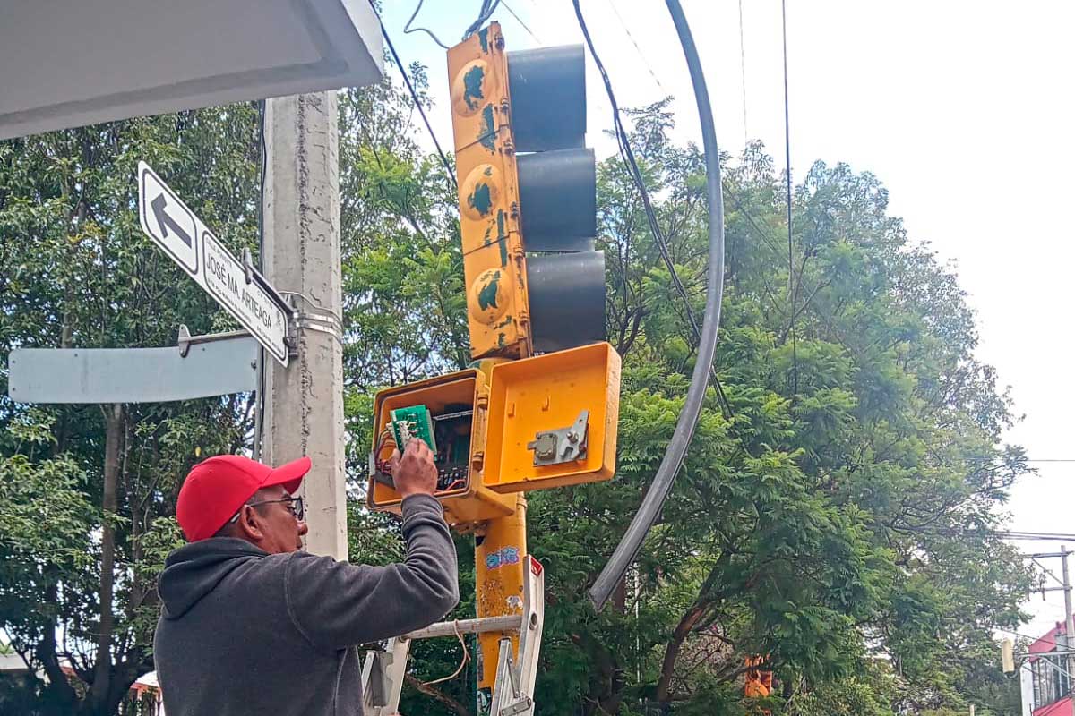 Toluca da mantenimiento a los semáforos.