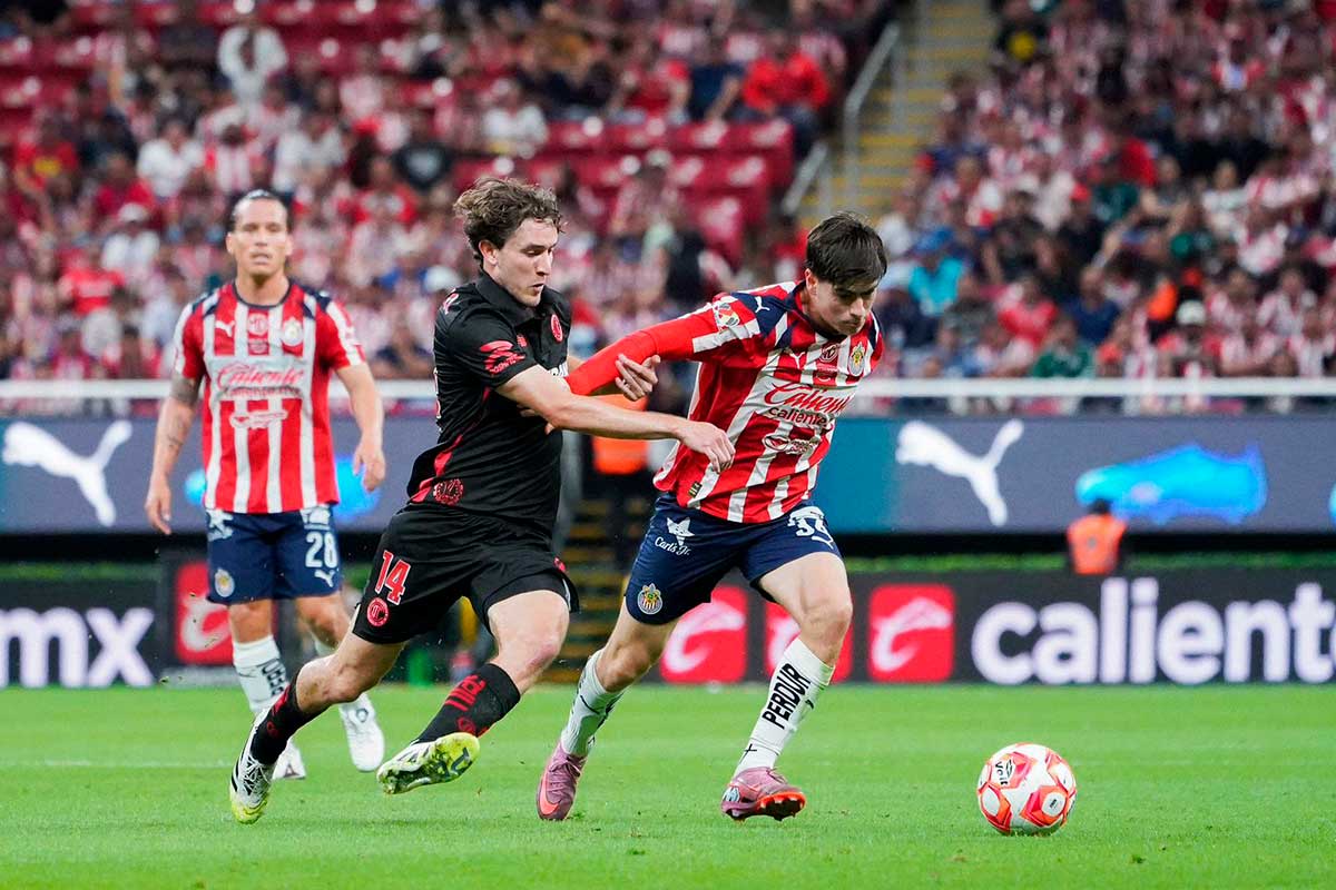 Toluca vence a las Chivas en el estadio Akron.