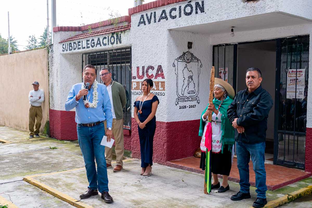 Presidente municipal de Toluca con vecinos de Aviación Autopan.